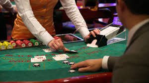 Antarmuka aplikasi mobile krutoto menampilkan menu utama dengan akses ke slot games dan live casino